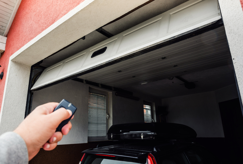 garage gaat open bij druk op de knop