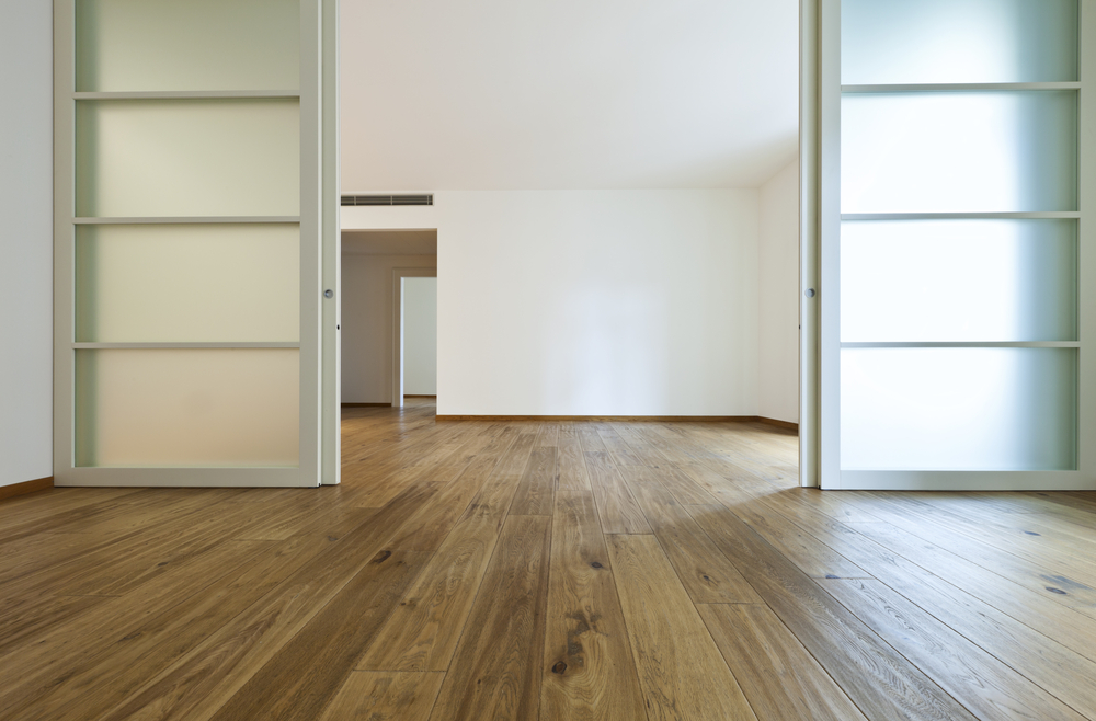 open ruimte, deuren, houten vloer
