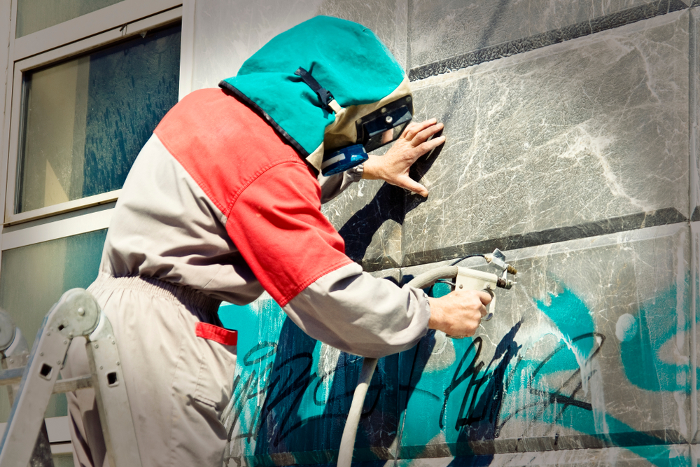 man in overall, muur, graffiti