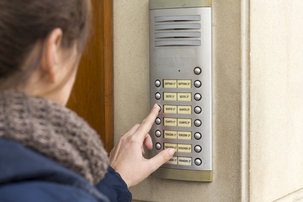 vrouw bij intercom